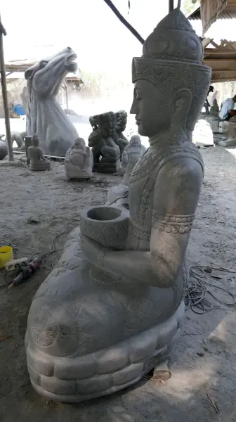 Product image 3 of the product “Seated Buddha in Thai style made of Riverstone, Holds a vessel in his hands, H. 150cm. ”